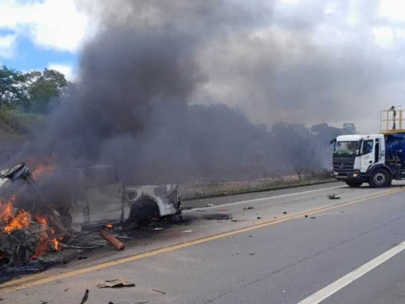 Choque frontal e incendio en Brasil terminó con 11 muertos en una ruta de Bahía 2 Choque