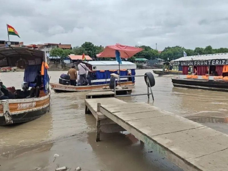 Suspendieron las lanchas por la crecida del río y se desbordó el paso fronterizo con Bolivia