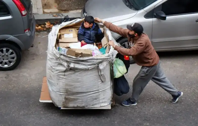 El Gobierno asegura que la pobreza cayó al 27,5% y alcanzó su nivel más bajo desde 2018 2 Gobierno
