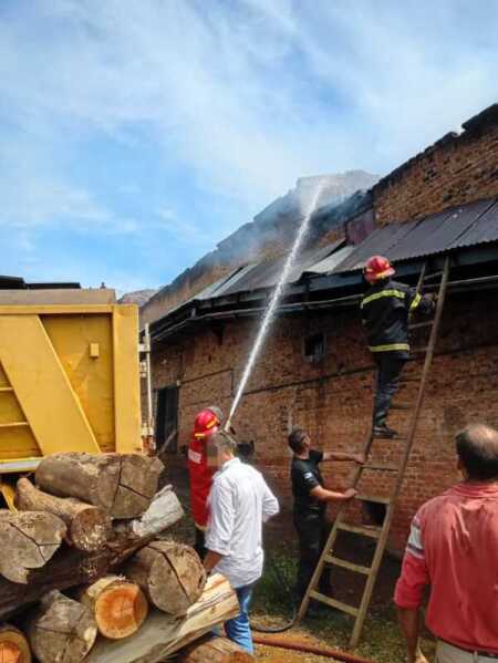 Incendio dañó un secadero agrícola en Apóstoles Imagen de WhatsApp 2025 12 11 a las 16.36.45 9c8de08d - 1