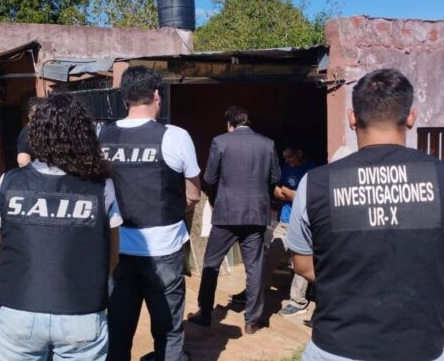 Allanan viviendas de policías acusados por venta ilegal de armas en Misiones Policías