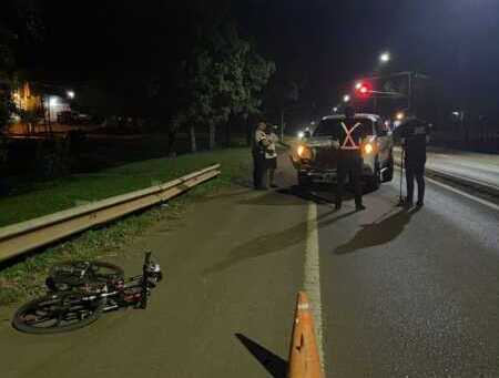Colisión entre una camioneta y una bicicleta dejó un joven lesionado en San Vicente Personal policial y servicios de emergencia trabajaron en el lugar tras la colisión entre la camioneta y la bicicleta.
