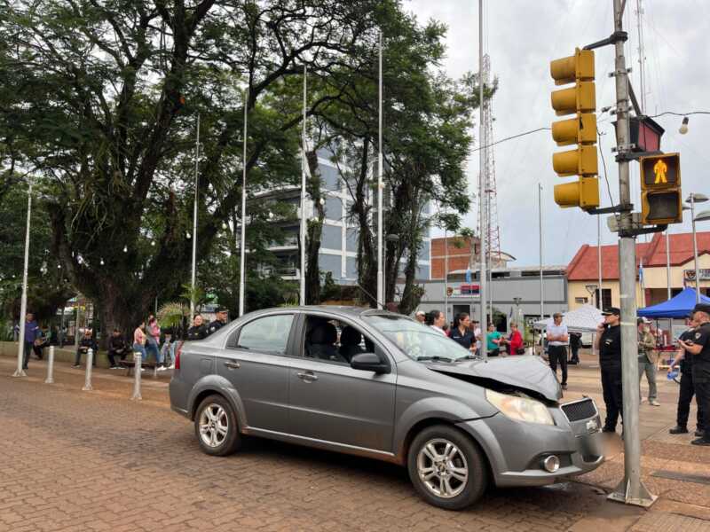 El vehículo de Tarditti impactó contra un semáforo tras sufrir una descompensación en pleno centro de Oberá.