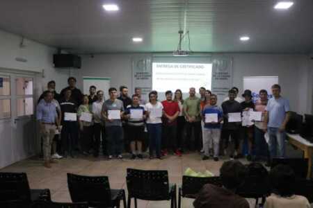 Más de 30 personas completaron sus capacitaciones en los Talleres Móviles en Oberá Los nuevos auxiliares en electricidad, gas y sanitarios recibieron su certificación nacional tras completar la capacitación.