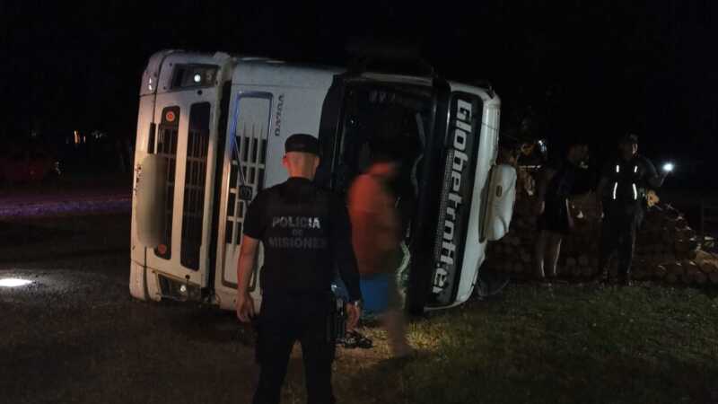 San Vicente: un camión cargado con madera volcó sobre la ruta provincial 13 3 WhatsApp Image 2025 12 03 at 07.34.25 1 - 2