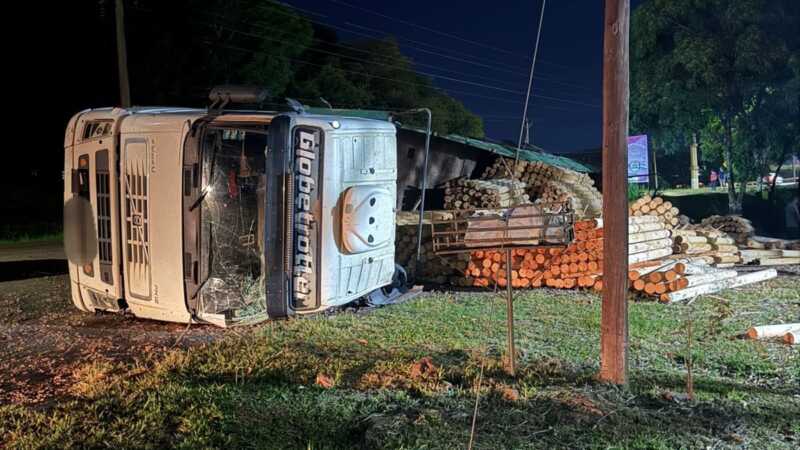 San Vicente: un camión cargado con madera volcó sobre la ruta provincial 13 WhatsApp Image 2025 12 03 at 07.34.25 2 - 1