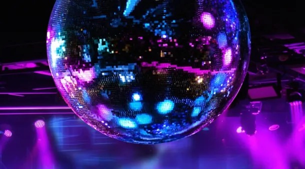 Cierre de año al estilo disco: la movida del vinilo volvió a encender las pistas en Misiones escena disco posadas