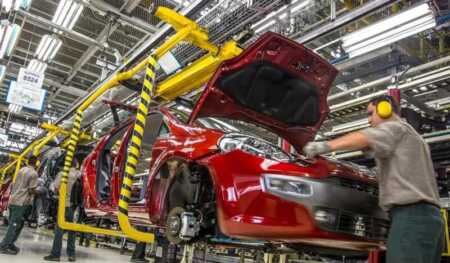 En caída libre: la producción automotriz volvió a retraerse un 30% en noviembre producción automotriz