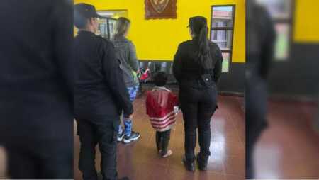 Puerto Rico: un niño de 3 años pasó la noche solo al resguardo de los vecinos niño abandonado en Puerto Rico