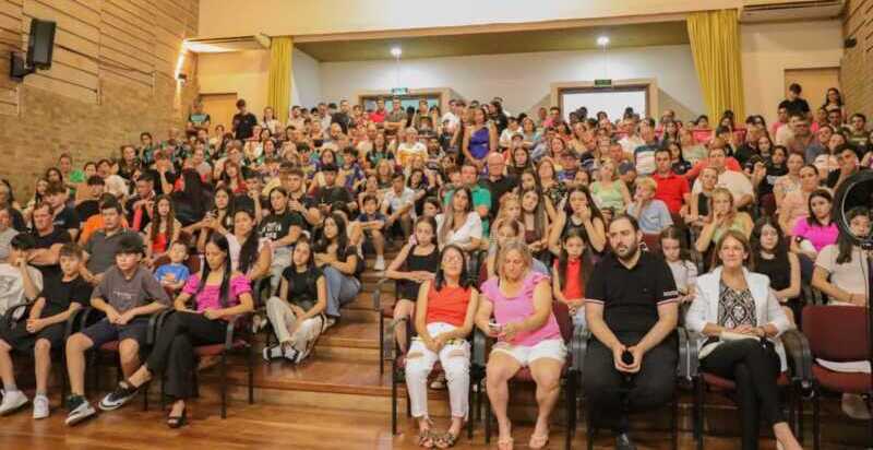 Alem vivió a pleno la Fiesta del Deporte 2025 y reconoció a más de 80 atletas locales 4 El intendente Matías Sebely encabezó el acto de la Fiesta del Deporte 2025, destacando al deporte como una política pública que construye futuro.