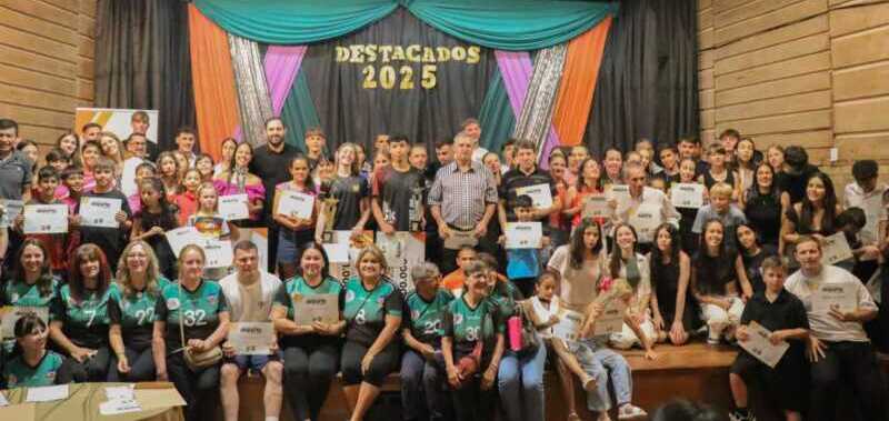 Alem vivió a pleno la Fiesta del Deporte 2025 y reconoció a más de 80 atletas locales La Fiesta del Deporte 2025 reunió a deportistas, familias y autoridades en una noche de reconocimiento al esfuerzo y la pasión deportiva en Leandro N. Alem.