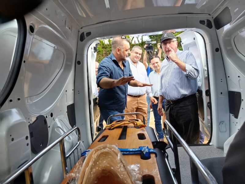Salud Pública entregó cuatro nuevas ambulancias y equipos médicos a municipios 2 ambulancia municpios misiones 2 - 1