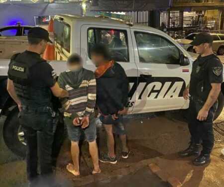 Dos asaltantes fueron capturados cuando intentaban cometer un robo en Eldorado El operativo cerrojo permitió interceptar a los sospechosos cuando circulaban en una moto robada por distintos puntos de la ciudad.