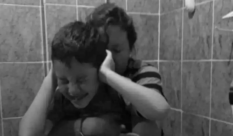Pirotecnia y autismo: la dura Navidad de familias con niños que “se arañan por el dolor intenso” autismo pirotecnia