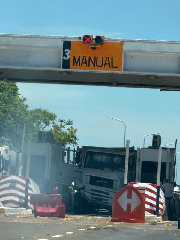 Un camionero se lesionó al impactar contra una casilla del peaje de Santa Ana 2 santa ana