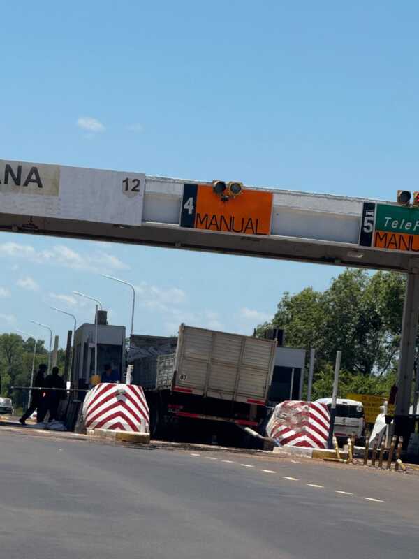 Un camionero se lesionó al impactar contra una casilla del peaje de Santa Ana 3 santa ana