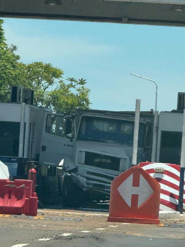 Un camionero se lesionó al impactar contra una casilla del peaje de Santa Ana santa ana