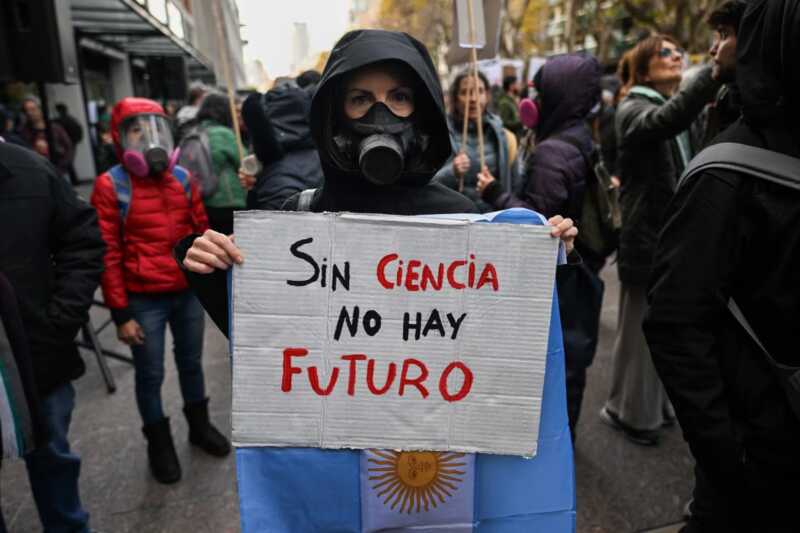 CONICET en crisis: advierten que la “fuga de cerebros” ya ocurre y científicos podrían quedar sin becas 4 ciencia desfinanciada