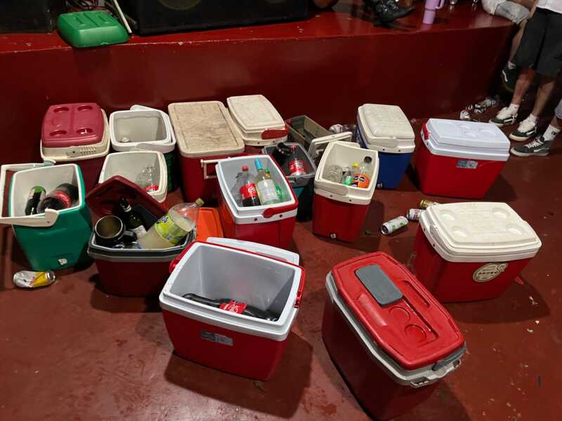 Más de 150 jóvenes participaban de un evento clandestino cuando se detectó a menores ingiriendo bebidas alcohólicas sin control.