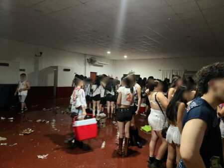 Una fiesta clandestina y un local nocturno clausurados por permitir el consumo de alcohol a menores Dos operativos simultáneos de la Policía de Misiones terminaron con clausuras, secuestro de bebidas y restitución de menores a sus familias.
