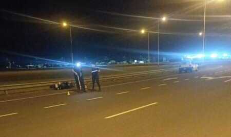 Siniestro vial en la rotonda del barrio A-3-2: dos personas hospitalizadas tras un impacto entre Volkswagen Gol y Kawasaki.