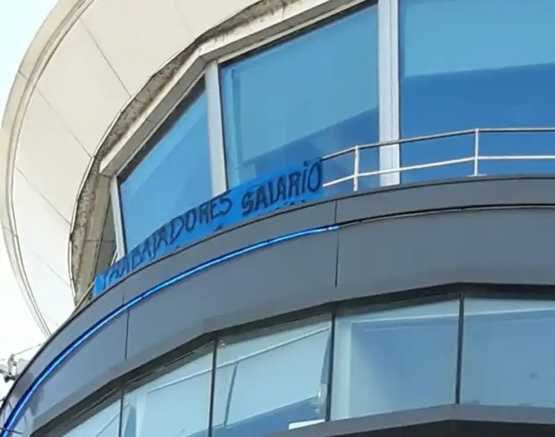 Comenzó el paro de controladores aéreos y ya hay demoras y cancelaciones de vuelos en todo el país 2 El paro de controladores aéreos comenzó a las 8 y ya genera demoras, reprogramaciones y cancelaciones en aeropuertos de todo el país.