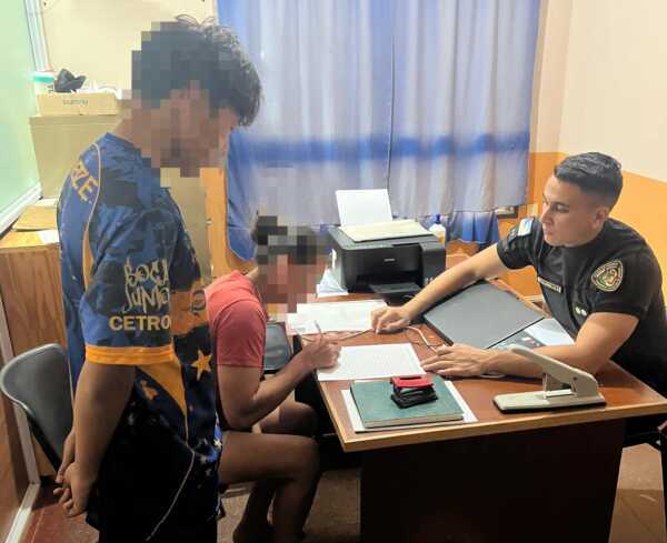 25 de Mayo: demoraron a tres adolescentes por tirar piedras y maniobras peligrosas en bici 3 demorados 25 de mayo 2 e1764773519770 - 2
