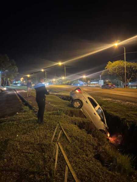La conductora fue asistida por la Policía y el hospital local tras la caída del vehículo a un desnivel.
