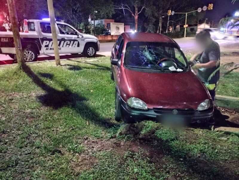 Despiste vehicular sin heridos en Posadas tras una maniobra evasiva El Chevrolet Corsa impactó contra una zanja de drenaje luego de esquivar a una moto que había caído sobre la calzada en Posadas.