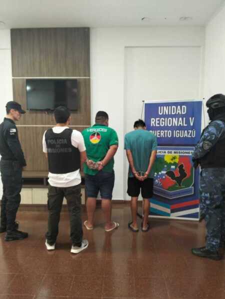 Dúo criminal del Paraguay intentó afincarse en Iguazú pero fue capturado por la Policía de Misiones Los dos ciudadanos paraguayos fueron detenidos tras una serie de allanamientos simultáneos en distintos barrios de Puerto Iguazú.