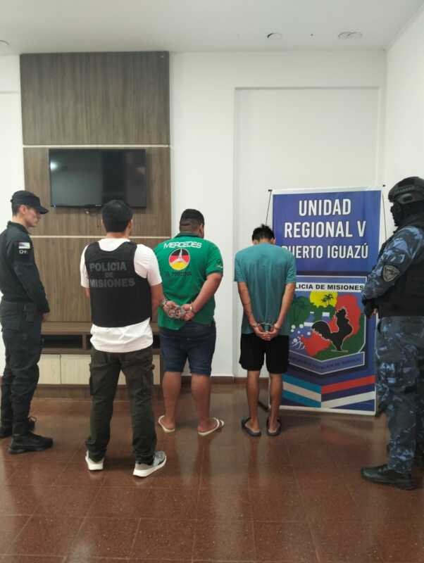 Los dos ciudadanos paraguayos fueron detenidos tras una serie de allanamientos simultáneos en distintos barrios de Puerto Iguazú.