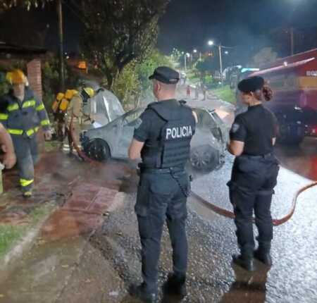 El Volkswagen Fox quedó completamente destruido tras el incendio en plena madrugada.