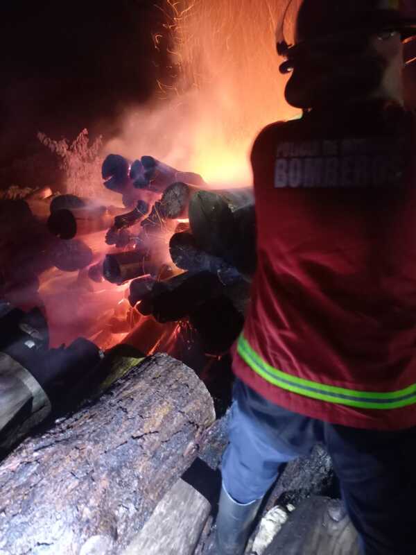 Mártires: controlaron un incendio de rollos de madera en un aserradero y evitaron daños mayores 1 Bomberos de Oberá trabajaron durante la noche para controlar el incendio en un aserradero de Mártires.