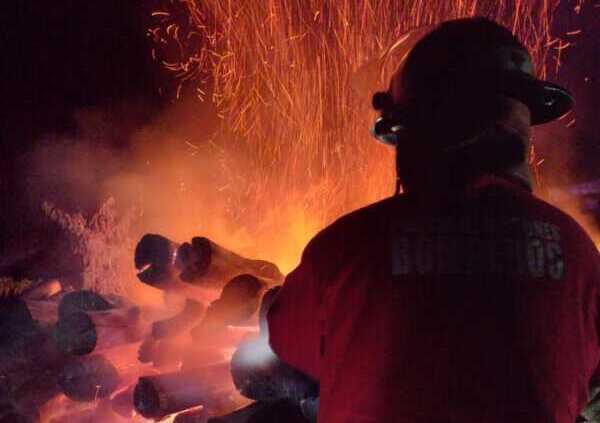 Mártires: controlaron un incendio de rollos de madera en un aserradero y evitaron daños mayores El rápido accionar de los bomberos evitó que el fuego se propagara a otras estibas y construcciones del aserradero.