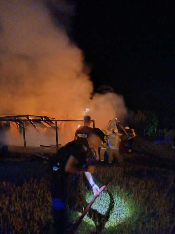Un incendio destruyó por completo una vivienda en El Soberbio 1 Efectivos policiales y personal interviniente trabajaron en el lugar para controlar el incendio.