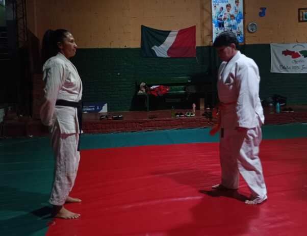La Escuela Municipal de Judo Comunitario de Oberá reúne a profesores, monitores y alumnos en un proyecto que promueve el trabajo en equipo y la inclusión social.