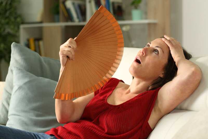 Las mujeres viven cada vez más años en menopausia: qué cambia y cómo cuidarse 2 mujeres