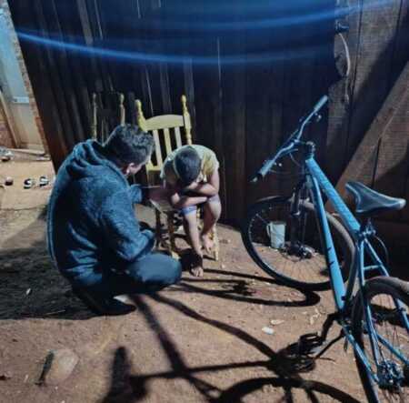 Rápido operativo policial permitió ubicar a un niño extraviado en Guaraní El rápido despliegue policial permitió hallar al niño en una zona de monte y devolverlo sano y salvo a su hogar.