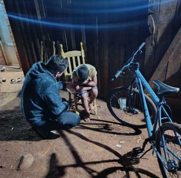 Rápido operativo policial permitió ubicar a un niño extraviado en Guaraní El rápido despliegue policial permitió hallar al niño en una zona de monte y devolverlo sano y salvo a su hogar.