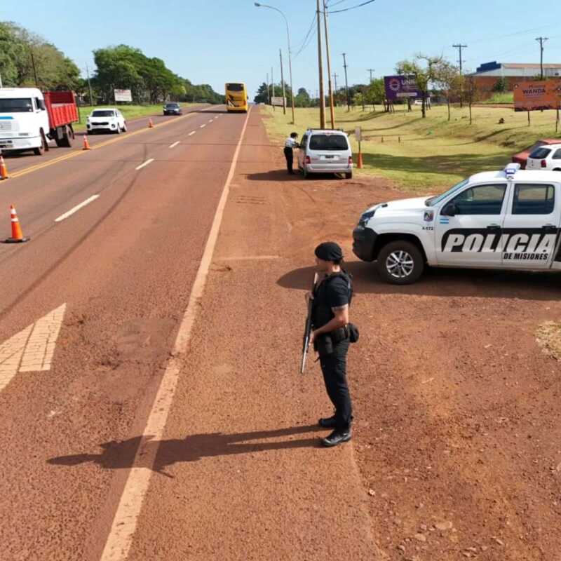 Violento choque en Alem: un auto terminó incrustado contra un camión cisterna