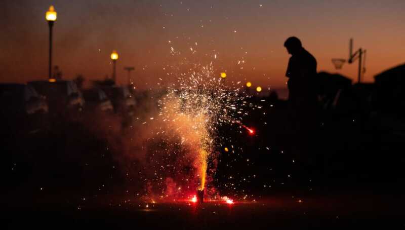 Oberá recuerda la vigencia de la ordenanza que prohíbe la pirotecnia sonora durante las fiestas 1 La normativa busca proteger a personas con hipersensibilidad auditiva, adultos mayores, niños, mascotas y al ambiente durante las fiestas.