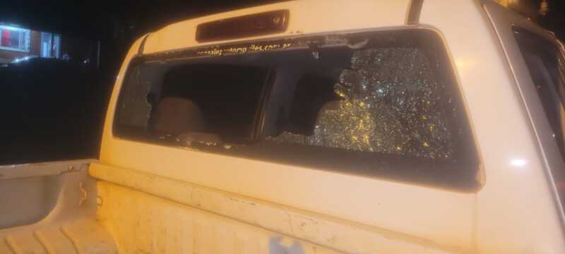 Hipólito Yrigoyen: un policía herido y un móvil dañado tras un violento ataque 2 policía