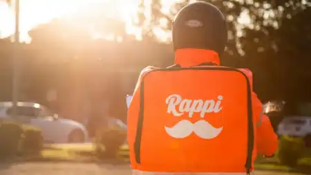La informalidad laboral crece mientras miles de argentinos recurren a apps como Uber, Rappi y Mercado Libre para subsistir.