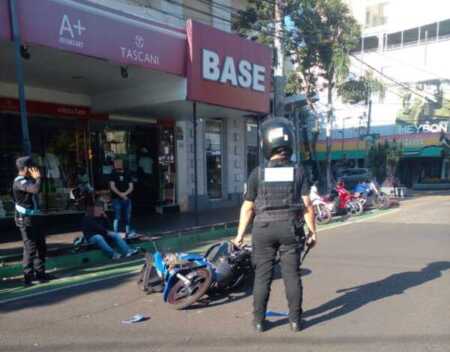 El motociclista recibió asistencia tras la colisión registrada en la mañana de este martes.