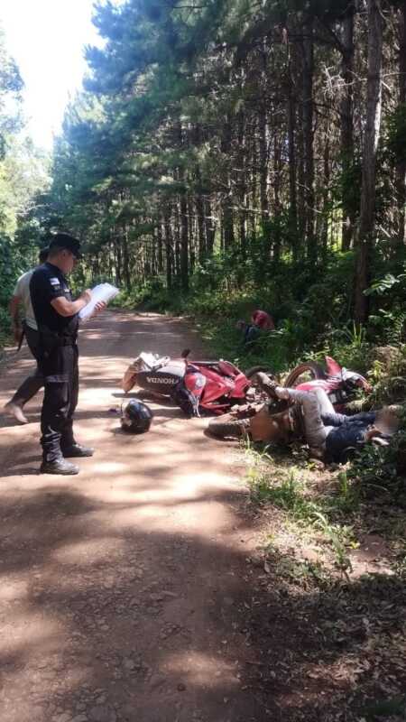 Dos siniestros viales protagonizados por motocicletas dejaron cuatro lesionados en Posadas y Campo Ramón. Hubo despistes, choques, heridos y pericias policiales.