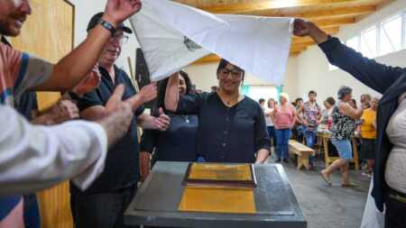 El Salón de Usos Múltiples fue construido en un terreno cedido por el Ministerio de Salud Pública y ejecutado por el municipio mediante licitación pública.