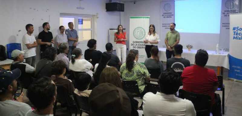 Participantes de Oberá finalizaron sus capacitaciones en oficios con acompañamiento de autoridades locales.