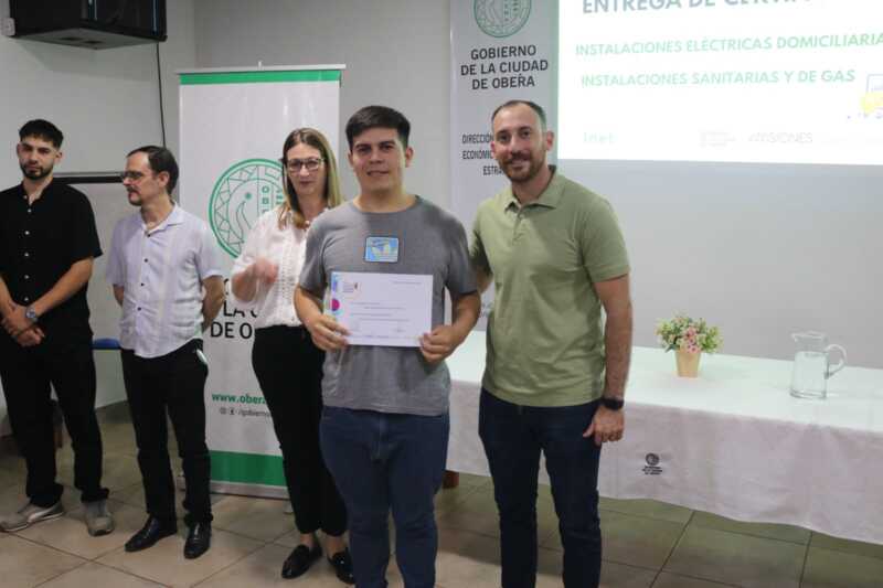 Egresados de electricidad, gas e instalaciones sanitarias recibieron su reconocimiento oficial en la Dirección de Desarrollo Económico.