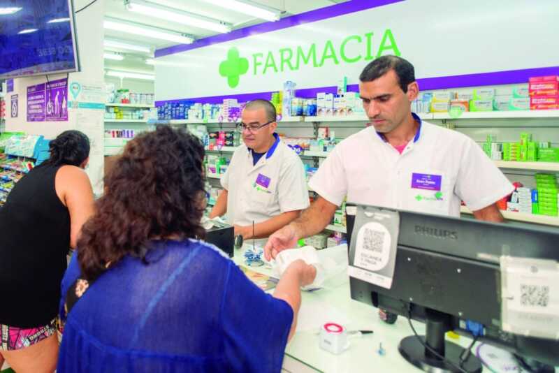 Sin despidos en farmacias pese a la crisis del consumo: para 2026 “no vemos nada bueno todavía” 2 trabajadores de farmacias