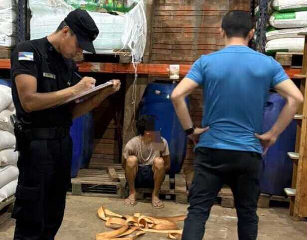 El joven fue detenido en un comercio del barrio Nuevo Iguazú cuando intentaba concretar una nueva estafa mediante una falsa transferencia.